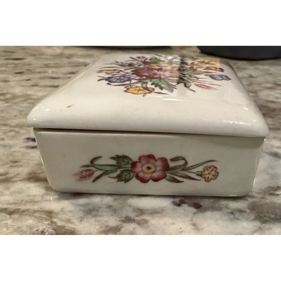 Wedgwood of Etruria Barlaston Floral Ceramic Trinket Box Made in England Cream - Picture 5 of 11
